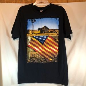 Optima Heavy weight women’s black short sleeve Tee shirt w/old barn w/flag L
